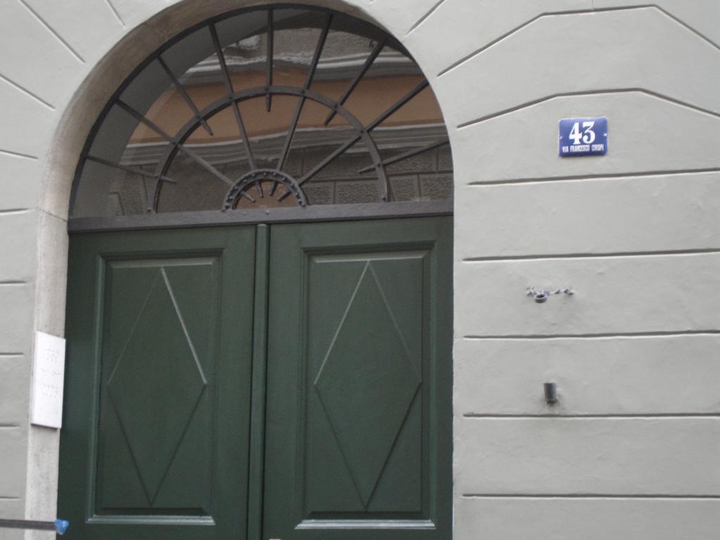 B&B Crispi Trieste Bagian luar foto
